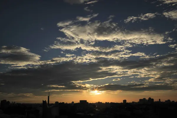 Prachtige Zonsondergang Hemel Met Wolken Skyline Van Stad — Stockfoto