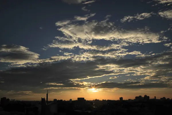 Bellissimo Cielo Tramonto Con Nuvole Sopra Skyline Della Città — Foto Stock