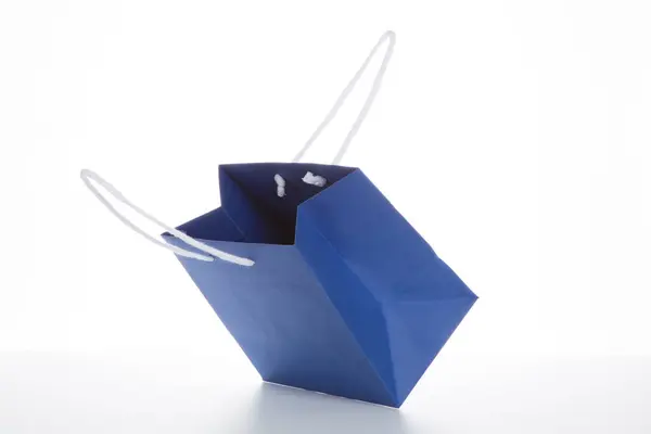 白い背景に青いショッピングバッグのクローズアップビュー — ストック写真