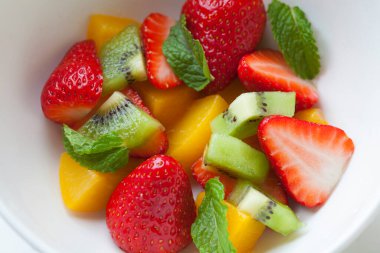 Çilekli taze meyve salatası ve kivi.