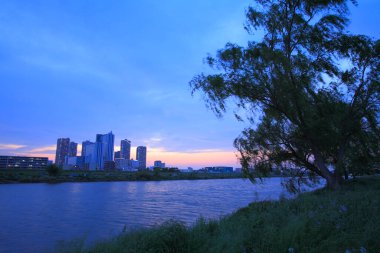 Japon şehrinin modern gökdelenlerine sahip manzaralı bir şehir. 