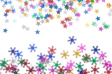 Beyaz arka plan üzerinde renkli konfeti şenlikli      