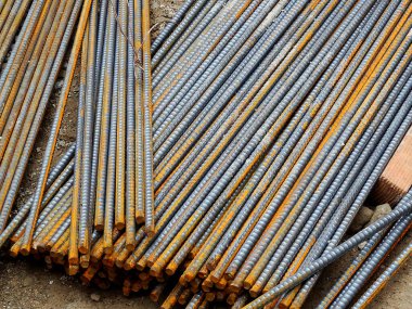 İnşaat alanındaki paslı çelik parmaklıkların yakın çekim görüntüsü