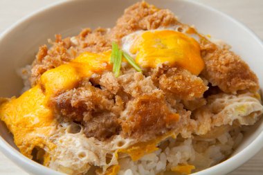 Yumurtalı pilav ve kaseli domuz eti. 