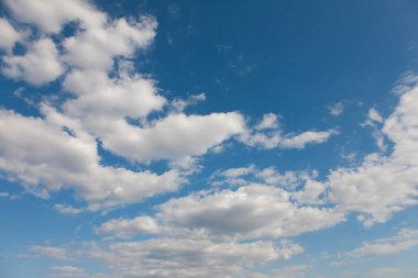Mavi gökyüzünde beyaz bulutlar, doğa arka planı   