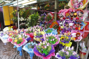 Açık havada sergilenen renkli çiçek buketleri