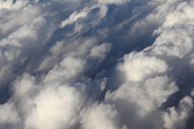 Gökyüzünün arka planında güzel bulutlar        