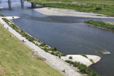 Nehir şehrinde dinlenen insanlar