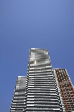 modern gökdelenler mavi gökyüzü arkaplanına karşı