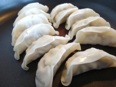 Arka planda lezzetli kızarmış hamur köfteleri, yakın plan.