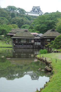 Japonya Genkyuen Bahçesi 'ndeki Uoyuku-numa manzarası.