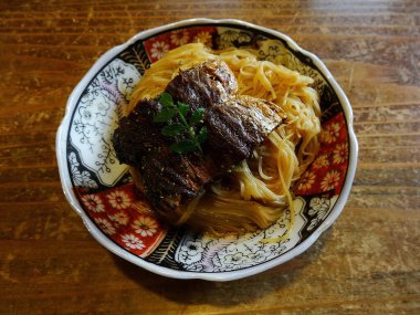 Lezzetli Asya yemekleri, erişteler ve balıkların yakın görüntüsü 