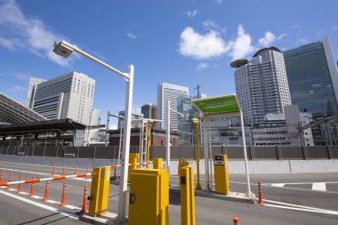 Osaka şehrinin modern mimarisi, Japonya, gündüz görüşü 