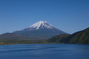 Japonya 'daki Fuji Dağı ve Gölü' nün güzel manzarası