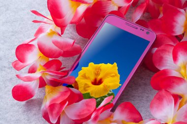 Güzel tropikal çiçekli pembe akıllı telefon.