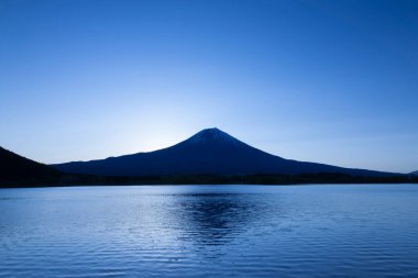 Japonya 'daki Fuji Dağı' nın üzerinde güzel bir gün batımı