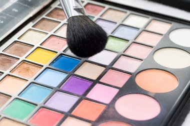 Makyaj ve palet için profesyonel fırça. güzellik ve moda konsepti.