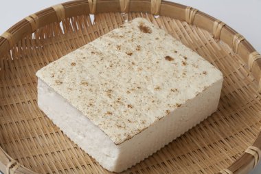 Japon tofusu ve bambu tabağı. 