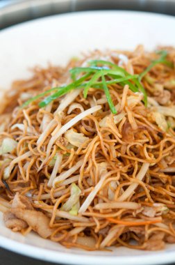 Kızarmış erişte, sebzeli ve yeşil soğanlı.