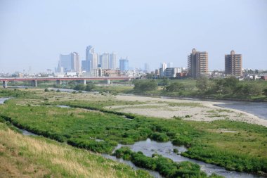 Modern şehirde nehir ve mavi gökyüzü