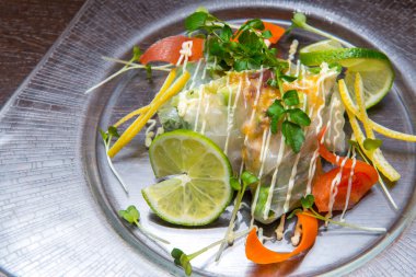 Lezzetli Asya yemekleri, restoran servisi.