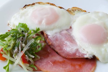 Beyaz arka planda jambonlu sahanda yumurta