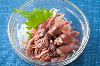 Taze mürekkep balıkları, deniz ürünleri.