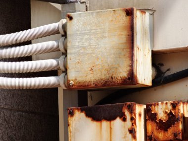 Eski paslı metal duvar, kapat.