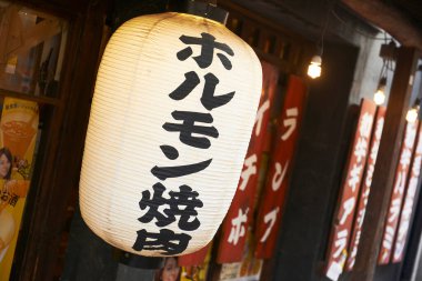 Evin girişinde Japon feneri var..