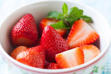 Bir kase çilek, manzarayı kapat. sağlıklı yiyecekler.