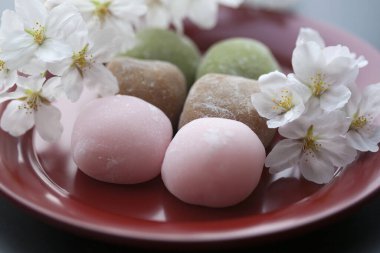 Kiraz çiçeklerinin ve Japon geleneksel tatlılarının yakın görüntüsü, mochi tatlısı.