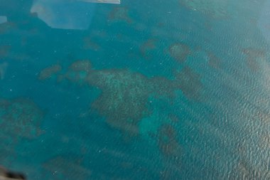 güzel turkuaz deniz su yüzeyinin havadan görünüşü       