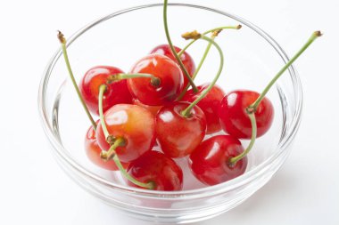 Kasedeki taze kırmızı kiraz manzarasını kapat.