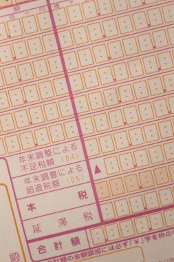 Japon vergi belgelerini kırmızı baskı ile gösteren yakın plan