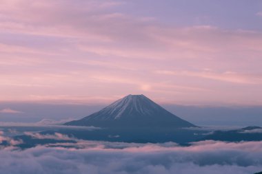 Gün batımında güzel Fuji Dağı. Japonya manzarası