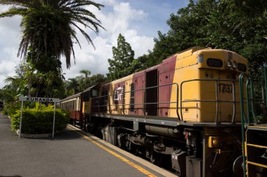 Tren demiryolunda ilerliyor.