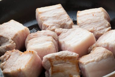 Kızartma tavasında domuz parçaları