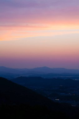 Gün batımında dağ manzarası 