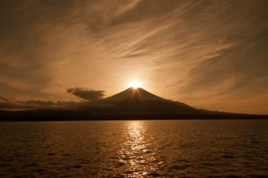 Japonya 'daki gölden Fuji Dağı' nın üzerinde güzel bir günbatımı.
