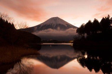 Fuji Dağı 'nın güzel manzarası Japonya' daki Yamanashi Gölü 'nde yansıyor.