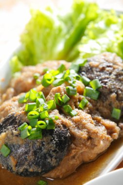 Yeşil soğanlı lezzetli balık servisi.