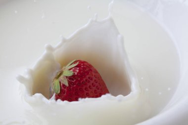 Yoğurdun içine dökülen taze çilek. sağlıklı kahvaltı