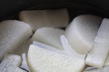 Tencerede taze beyaz daikon