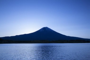 Japonya 'daki Fuji Dağı' nın üzerinde güzel bir gün batımı