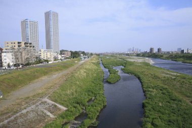 Modern şehirde nehir ve mavi gökyüzü