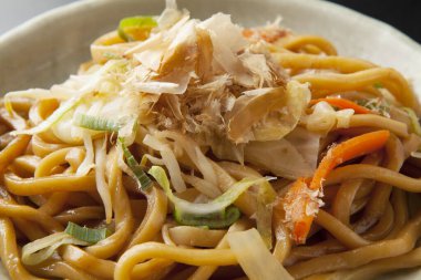 Etli, sebzeli ve soslu kızarmış erişte. Asya mutfağı