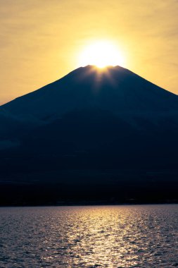 Japonya 'daki gölden Fuji Dağı' nın üzerinde güzel bir günbatımı.