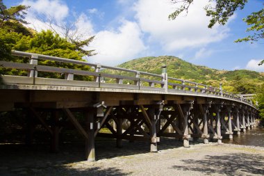 Yeşil dağlardaki köprü 