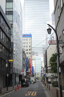 Japonya 'nın modern kentindeki mimari gündüz görüşü