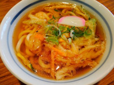 Japon mutfağı. Sebzeli udon eriştesi.